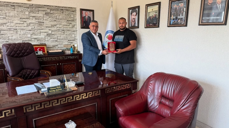 ŞAMPİYON GÜREŞÇİMİZDEN BAŞKANIMIZA ZİYARET